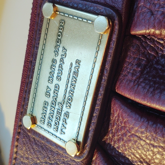 Marc by Marc Jacobs leather clutch bag in burgundy - Picture 2 of 5